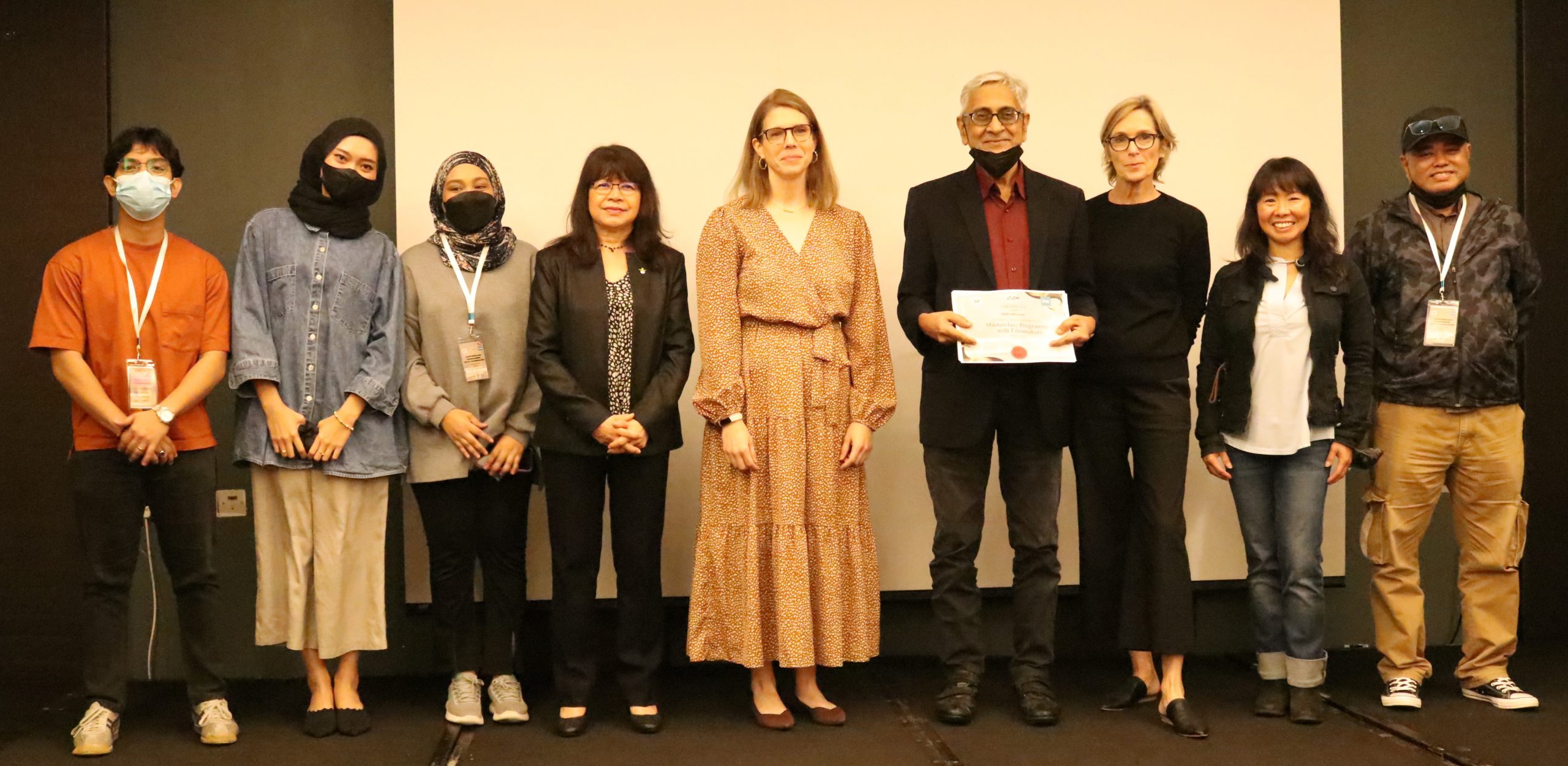 Certificate presentation at the Masterclass Program with Filmmakers seen: The organisers Lelia Sim Ah Hua, CEO of AZAM Sarawak, Ms. Katherine Diop, Cultural Affairs Officer of the United States Embassy Kuala Lumpur and Mr Jamal Abdullah, Head of Creative Content & Special Project of Sarawak Media Group (SMG) and the team.